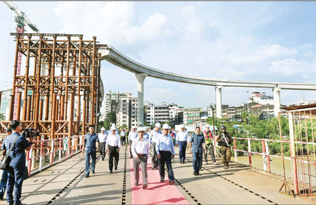 State Administration Council Chairman Prime Minister Senior General Min Aung Hlaing views round the construction project site of the Myanmar-Korea Friendship (Dala) Bridge yesterday