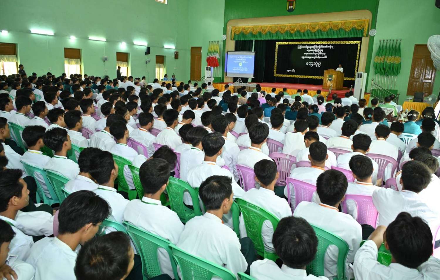 နိုင်ငံတော်စီမံအုပ်ချုပ်ရေးကောင်စီဥက္ကဋ္ဌ နိုင်ငံတော် ဝန်ကြီးချုပ် ဗိုလ်ချုပ်မှူးကြီး မင်းအောင်လှိုင် မန္တလေး ပညာရေးဒီဂရီကောလိပ်ရှိ နည်းပြ ဆရာ၊ ဆရာမများ၊ ကျောင်းသား၊ ကျောင်းသူများအား တွေ့ဆုံအမှာစကား ပြောကြား