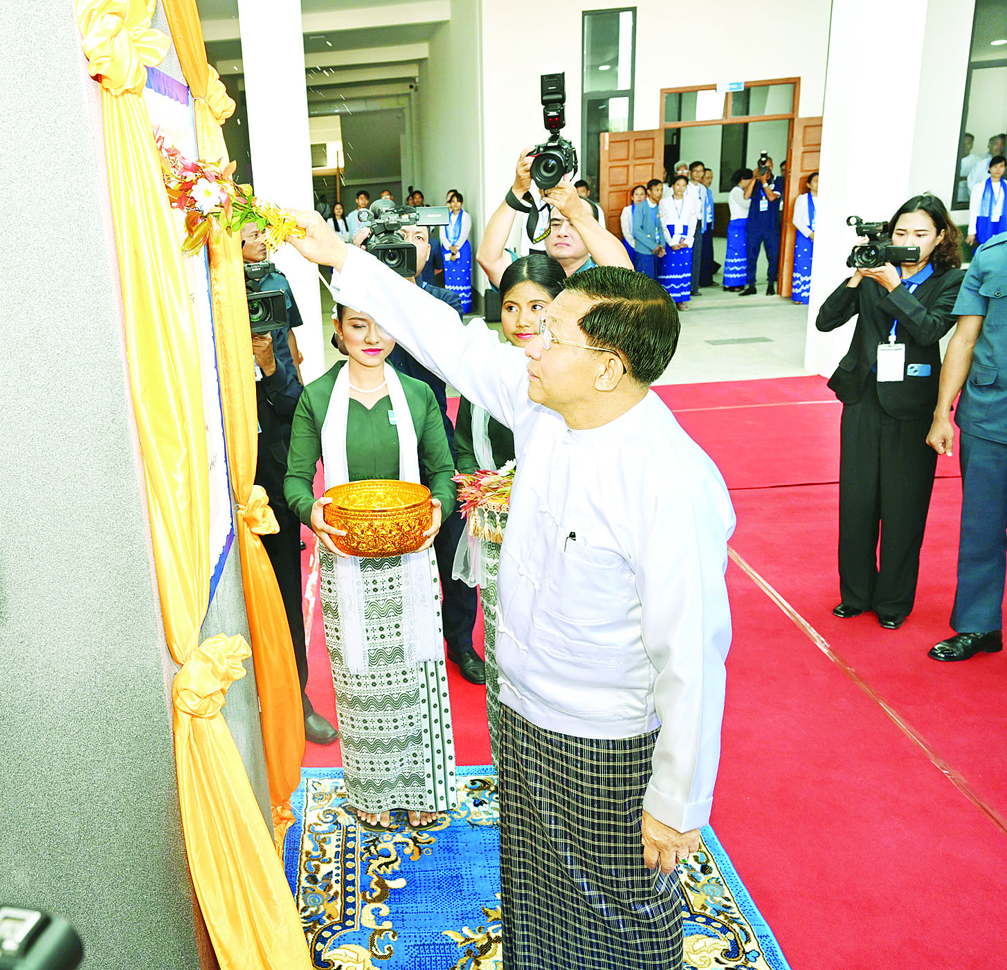 State Administration Council Chairman Prime Minister Senior General Min Aung Hlaing unveils Naypyitaw State Polytechnic University signage yesterday in Nay Pyi Taw.