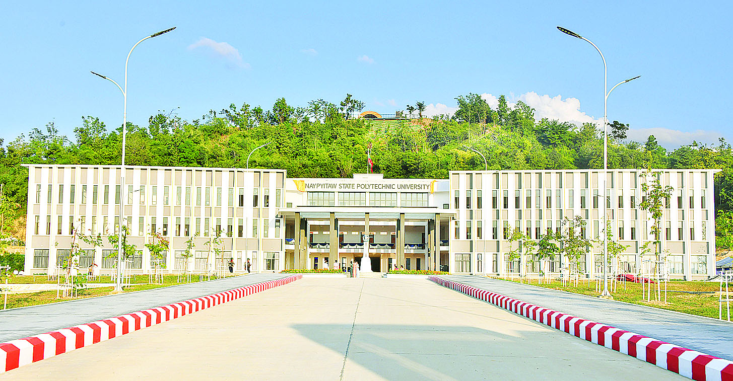 State Administration Council Chairman Prime Minister Senior General Min Aung Hlaing unveils Naypyitaw State Polytechnic University signage yesterday in Nay Pyi Taw.