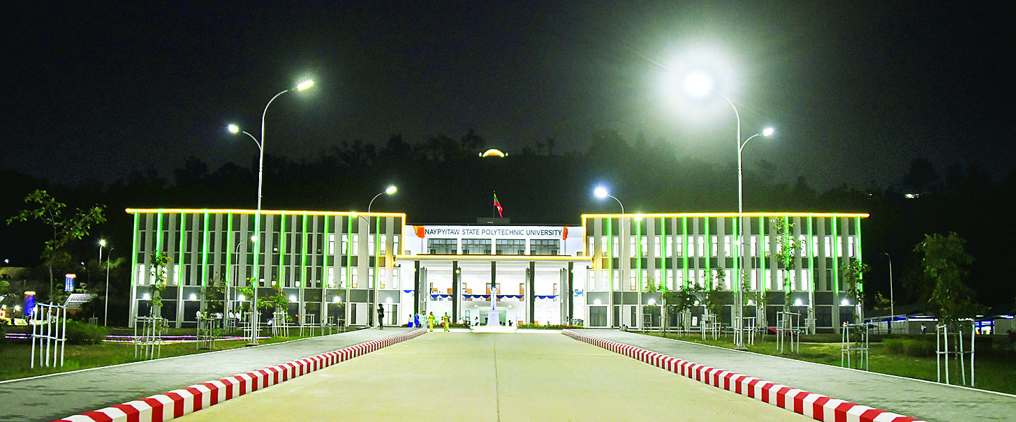 State Administration Council Chairman Prime Minister Senior General Min Aung Hlaing unveils Naypyitaw State Polytechnic University signage yesterday in Nay Pyi Taw.