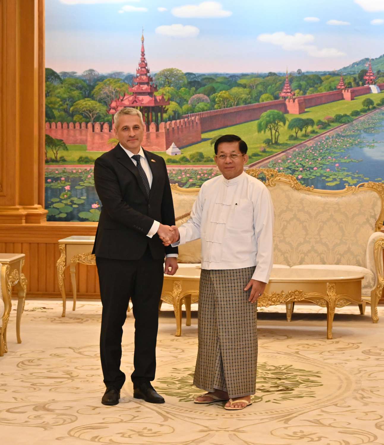 CHAIRMAN of the State Administration Council Prime Minister Senior General Min Aung Hlaing received Mr Uladzimir Baravikou, Ha- noi-based Belarusian Ambassador to Myanmar