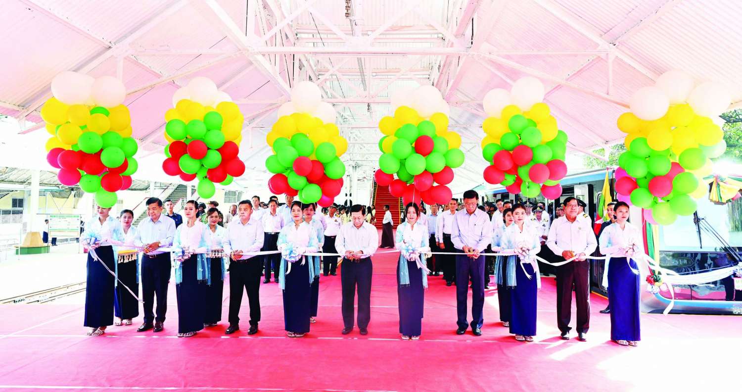 ရန်ကုန်မြို့ပတ်ရထားလမ်းပိုင်းတွင် ခေတ်မီ Diesel Electric Multiple Unit (DEMU) ရထားတွဲဆိုင်းအသစ်များဖြင့် စတင်ပြေးဆွဲခြင်း ဖွင့်ပွဲအခမ်းအနားကျင်းပ နိုင်ငံတော်စီမံအုပ်ချုပ်ရေးကောင်စီဥက္ကဋ္ဌ နိုင်ငံတော်ဝန်ကြီးချုပ် ဗိုလ်ချုပ်မှူးကြီး မင်းအောင်လှိုင် တက်ရောက်ဖွင့်လှစ်