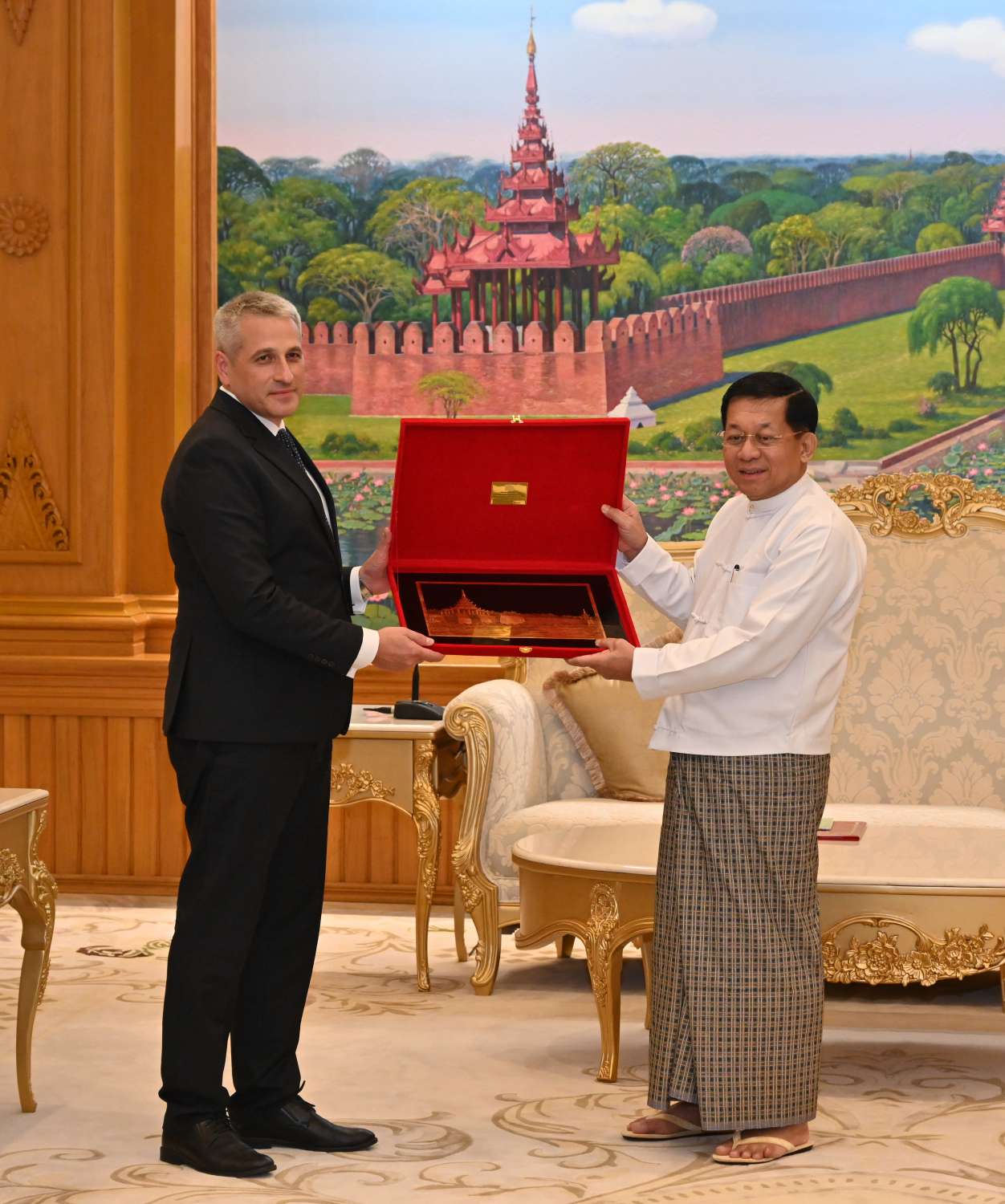  နိုင်ငံတော်စီမံအုပ်ချုပ်ရေးကောင်စီဥက္ကဋ္ဌ နိုင်ငံတော်ဝန်ကြီးချုပ် ဗိုလ်ချုပ်မှူးကြီး မင်းအောင်လှိုင် ဟနွိုင်းမြို့အခြေစိုက်၊ မြန်မာနိုင်ငံဆိုင်ရာ ဘယ်လာရုစ်နိုင်ငံသံအမတ်ကြီး အားလက်ခံတွေ့ဆုံ