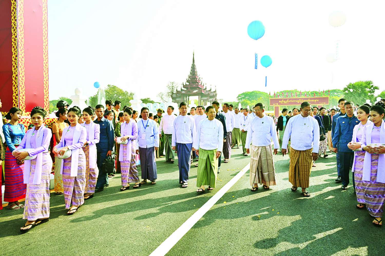 မန္တလေးနန်းမြို့ရိုးအနောက်ဘက် စည်ရှည်တံခါးအနီး ရှေးမူမပျက် အသစ်ပြန်လည်တည်ဆောက်ပြီးစီးခဲ့သည့် စည်ရှည်တံတားဖွင့်ပွဲအခမ်းအနားကျင်းပ၊ နိုင်ငံတော်စီမံအုပ်ချုပ်ရေးကောင်စီဥက္ကဋ္ဌ နိုင်ငံတော်ဝန်ကြီးချုပ် ဗိုလ်ချုပ်မှူးကြီး မင်းအောင်လှိုင် တက်ရောက်ဖွင့်လှစ်