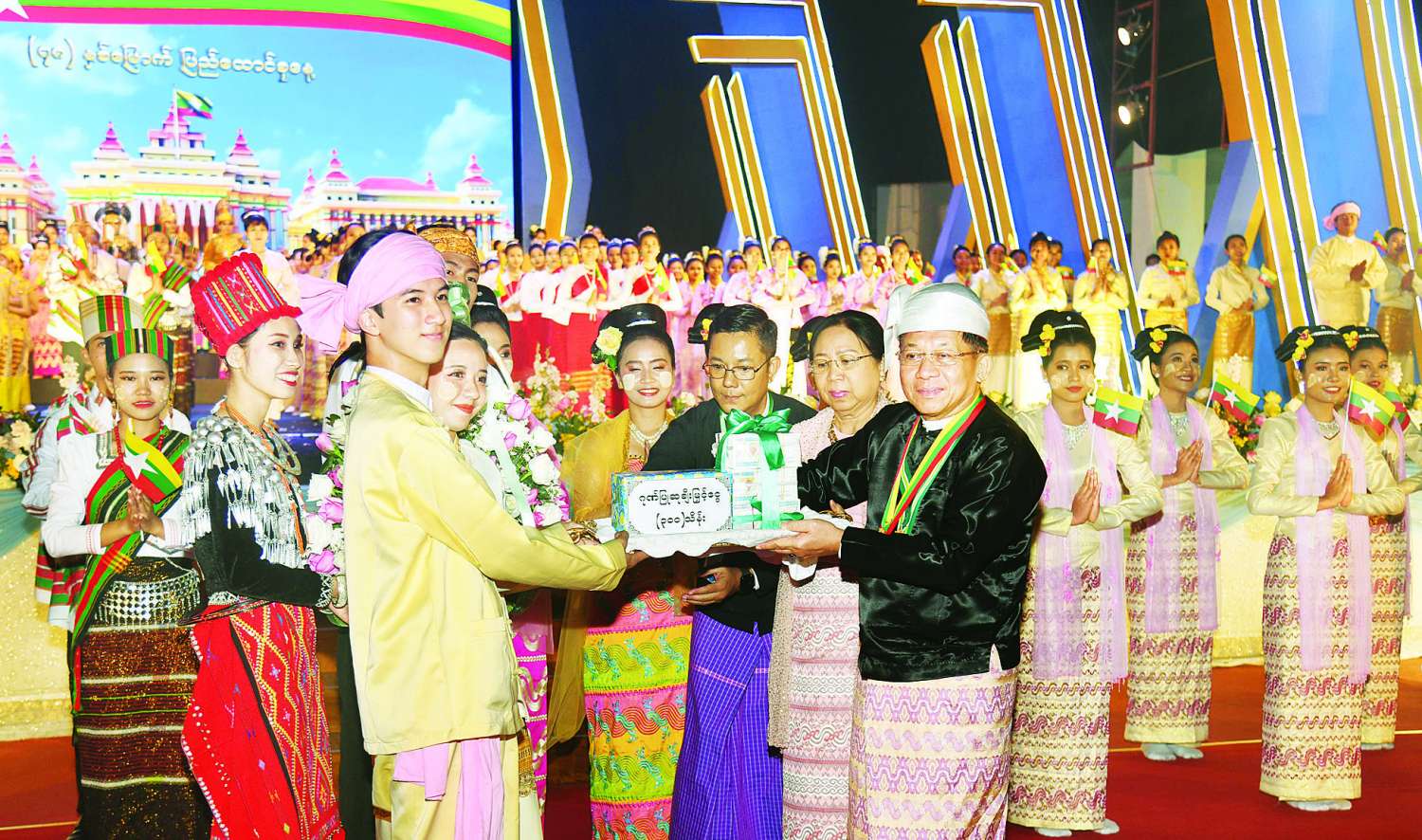 နိုင်ငံတော်စီမံအုပ်ချုပ်ရေးကောင်စီဥက္ကဋ္ဌ နိုင်ငံတော်ဝန်ကြီးချုပ် ဗိုလ်ချုပ်မှူးကြီး သတိုးမဟာသရေစည်သူ သတိုးသီရိသုဓမ္မ မင်းအောင်လှိုင်နှင့်ဇနီး ဒေါ်ကြူကြူလှတို့က (၇၈) နှစ်မြောက် ပြည်ထောင်စုနေ့အထိမ်းအမှတ် ဂုဏ်ပြုညစာစားပွဲဖြင့် တည်ခင်းဧည့်ခံ