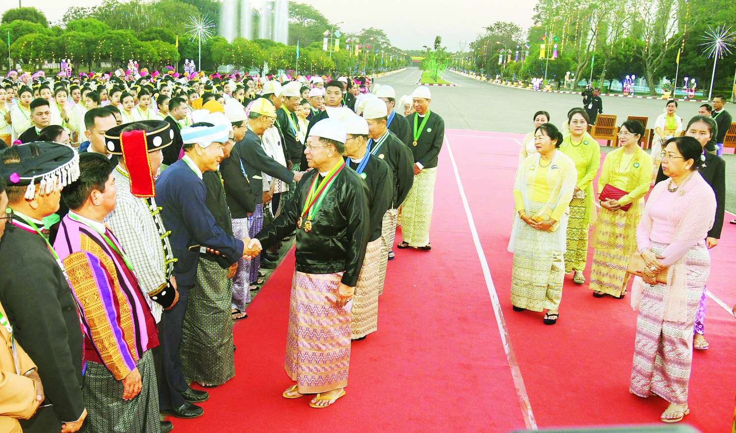 နိုင်ငံတော်စီမံအုပ်ချုပ်ရေးကောင်စီဥက္ကဋ္ဌ နိုင်ငံတော်ဝန်ကြီးချုပ် ဗိုလ်ချုပ်မှူးကြီး သတိုးမဟာသရေစည်သူ သတိုးသီရိသုဓမ္မ မင်းအောင်လှိုင်နှင့်ဇနီး ဒေါ်ကြူကြူလှတို့က (၇၈) နှစ်မြောက် ပြည်ထောင်စုနေ့အထိမ်းအမှတ် ဂုဏ်ပြုညစာစားပွဲဖြင့် တည်ခင်းဧည့်ခံ