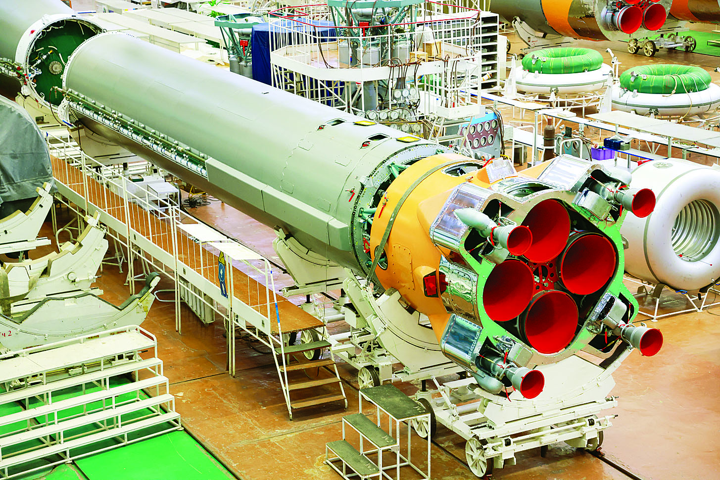 Chairman of the State Administration Council Prime Minister Senior General Min Aung Hlaing observes the displays at the JSC Progress Factory of the State Space Corporation “Roscosmos”, Samara City