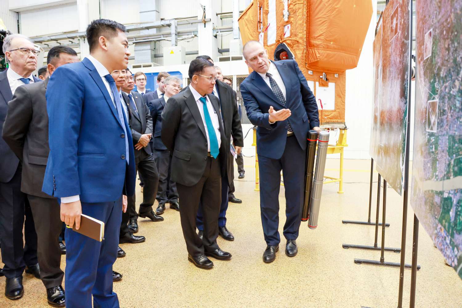 Chairman of the State Administration Council Prime Minister Senior General Min Aung Hlaing observes the displays at the JSC Progress Factory of the State Space Corporation “Roscosmos”, Samara City