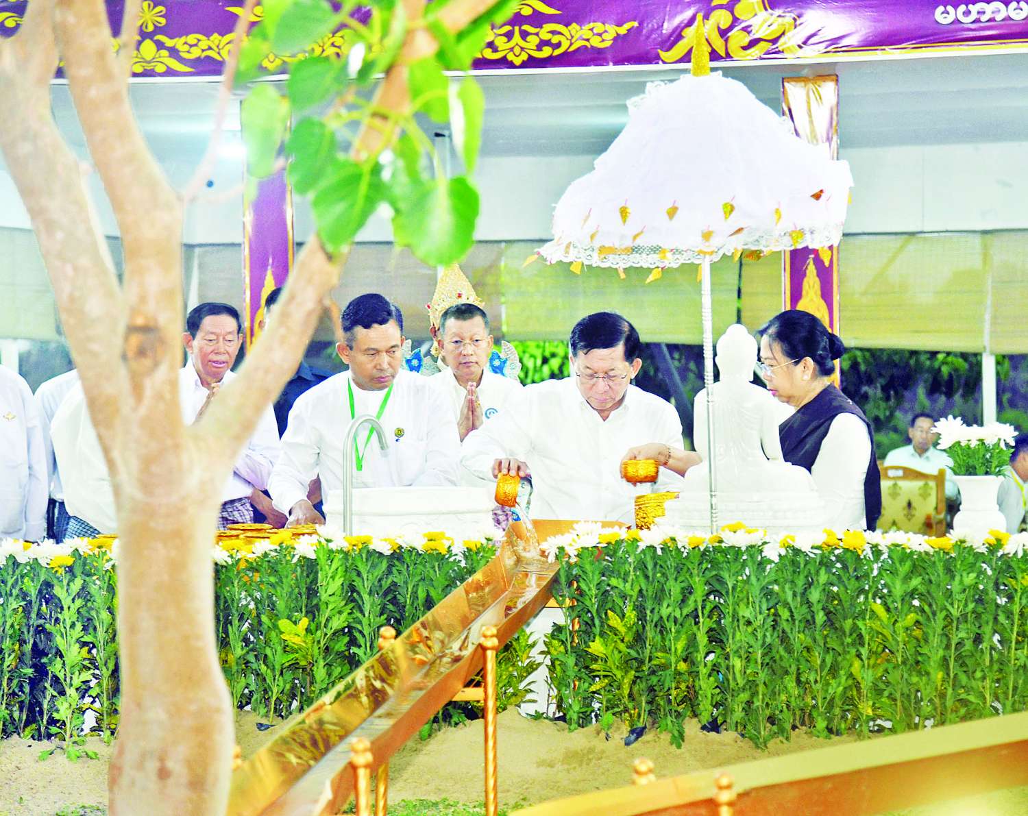 နိုင်ငံတော်စီမံအုပ်ချုပ်ရေးကောင်စီဥက္ကဋ္ဌ နိုင်ငံတော်ဝန်ကြီးချုပ် ဗိုလ်ချုပ်မှူးကြီး မင်းအောင်လှိုင်နှင့်ဇနီး ဒေါ်ကြူကြူလှ ကဆုန်ညောင်ရေသွန်းလောင်းပူဇော်