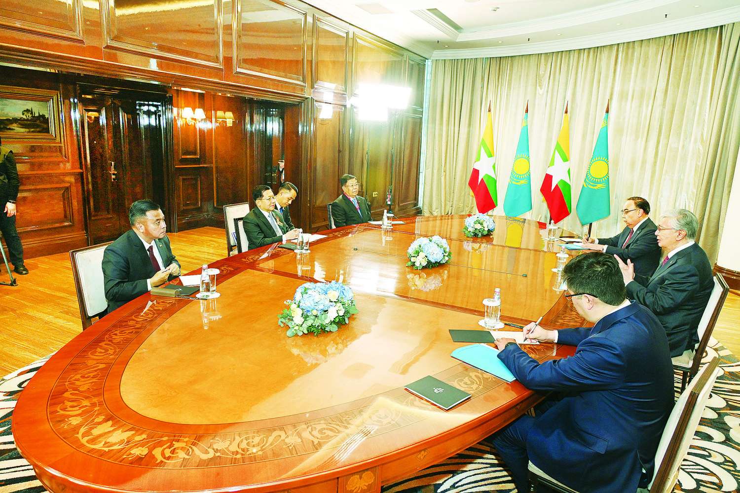 နိုင်ငံတော်စီမံအုပ်ချုပ်ရေးကောင်စီဥက္ကဋ္ဌ နိုင်ငံတော်ဝန်ကြီးချုပ် ဗိုလ်ချုပ်မှူးကြီး မင်းအောင်လှိုင် ကာဇက်စတန်နိုင်ငံသမ္မတ H.E.Mr. Kassym-Jomart Tokayev နှင့် တွေ့ဆုံဆွေးနွေး