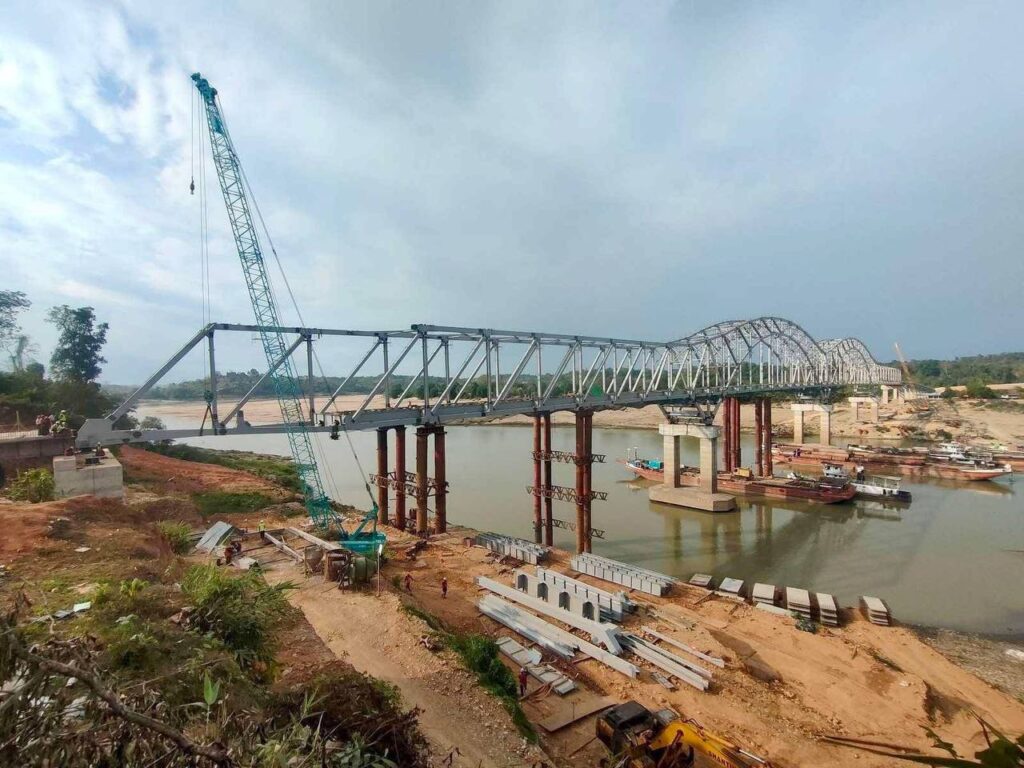 ချင်းတွင်းမြစ်ကူးတံတား (ထမံသီ) တည်ဆောက်ရေး လုပ်ငန်းတွင် ပင်းမာကမ်းနှင့် ထမံသီကမ်းအထိ တံတားဆက်ပြီးစီး