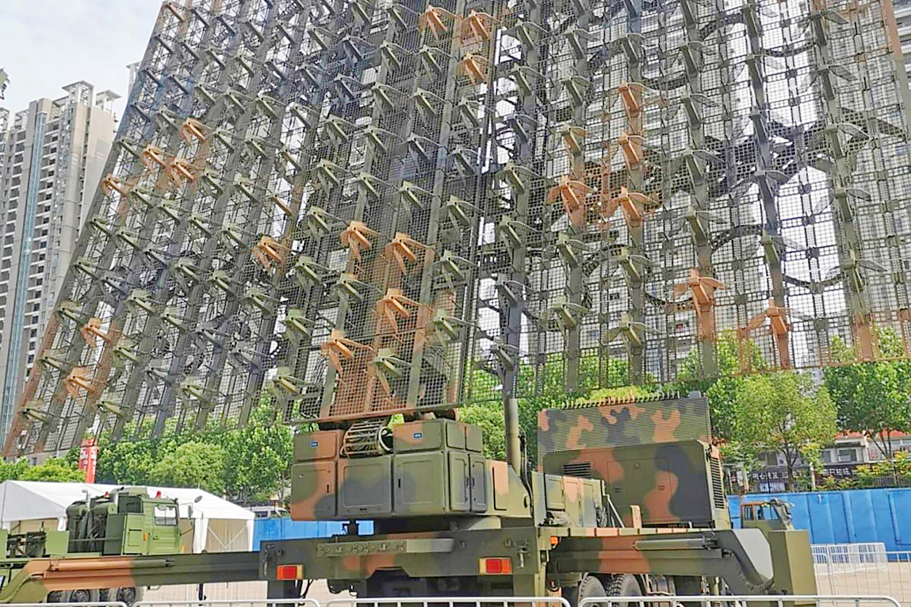 တရုတ်က ပဉ္စမမျိုးဆက် တိုက်လေယာဉ်များကို ထောက်လှမ်းရှာဖွေရန် အသုံးပြုမည့် JY-27V ရေဒါအသစ်ကို ထုတ်ဖော်ပြသ 