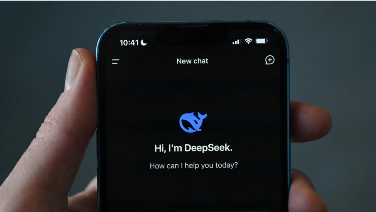 တရုတ်နိုင်ငံမှ DeepSeek က ယခုနှစ်အစောပိုင်းက အမေရိကန် စတော့ ရှယ်ယာများ ကျဆင်းစေခဲ့သော ၎င်းတို့၏ AI မော်ဒယ်ကို Update လုပ်