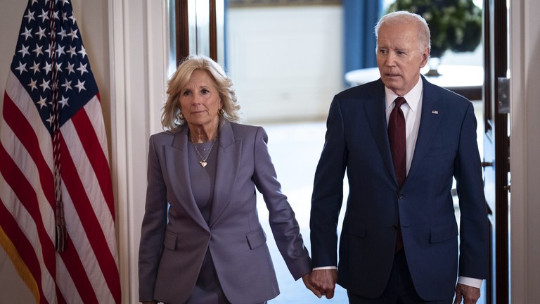 Biden ၏ဇနီးအား “သက်ကြီးရွယ်အိုများအား နှိပ်စက်ခြင်း” စွဲချက်ဖြင့် တရားစွဲသင့်သည်ဟု အကြီးတန်းတရားစီရင်ရေးဌာနအရာရှိ ဆို