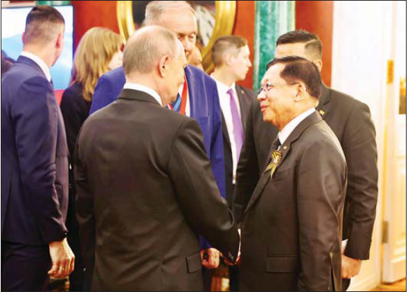 နိုင်ငံတော်စီမံအုပ်ချုပ်ရေးကောင်စီဥက္ကဋ္ဌ နိုင်ငံတော်ဝန်ကြီးချုပ် ဗိုလ်ချုပ်မှူးကြီး မင်းအောင်လှိုင် ရုရှားဖက်ဒရေးရှင်းနိုင်ငံသမ္မတ မစ္စတာဗလာဒီမာပူတင်မှ တည်ခင်းဧည့်ခံသည့်ညစာစားပွဲသို့ အခြားနိုင်ငံ့အကြီးအကဲများနှင့်အတူ ပါဝင်တက်ရောက်