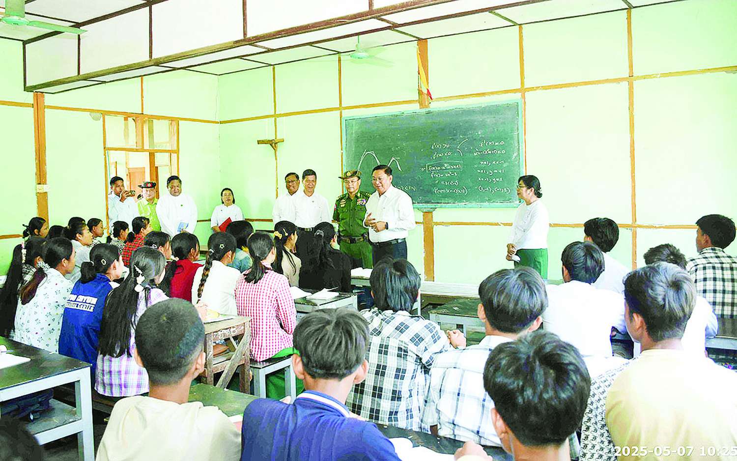 အမျိုးသားလုံခြုံရေးဆိုင်ရာ အကြံပေးပုဂ္ဂိုလ်နှင့် နိုင်ငံတော်စီမံအုပ်ချုပ်ရေးကောင်စီဥက္ကဋ္ဌရုံးဝန်ကြီးဌာန (၁) ပြည်ထောင်စုဝန်ကြီး ဗိုလ်ချုပ်ကြီး မိုးအောင် ၂၀၂၅ ခုနှစ် တက္ကသိုလ်ဝင်စာမေးပွဲ ပြန်လည်ဖြေဆိုမည့် ကျောင်းသား ကျောင်းသူများကို တွေ့ဆုံအားပေး