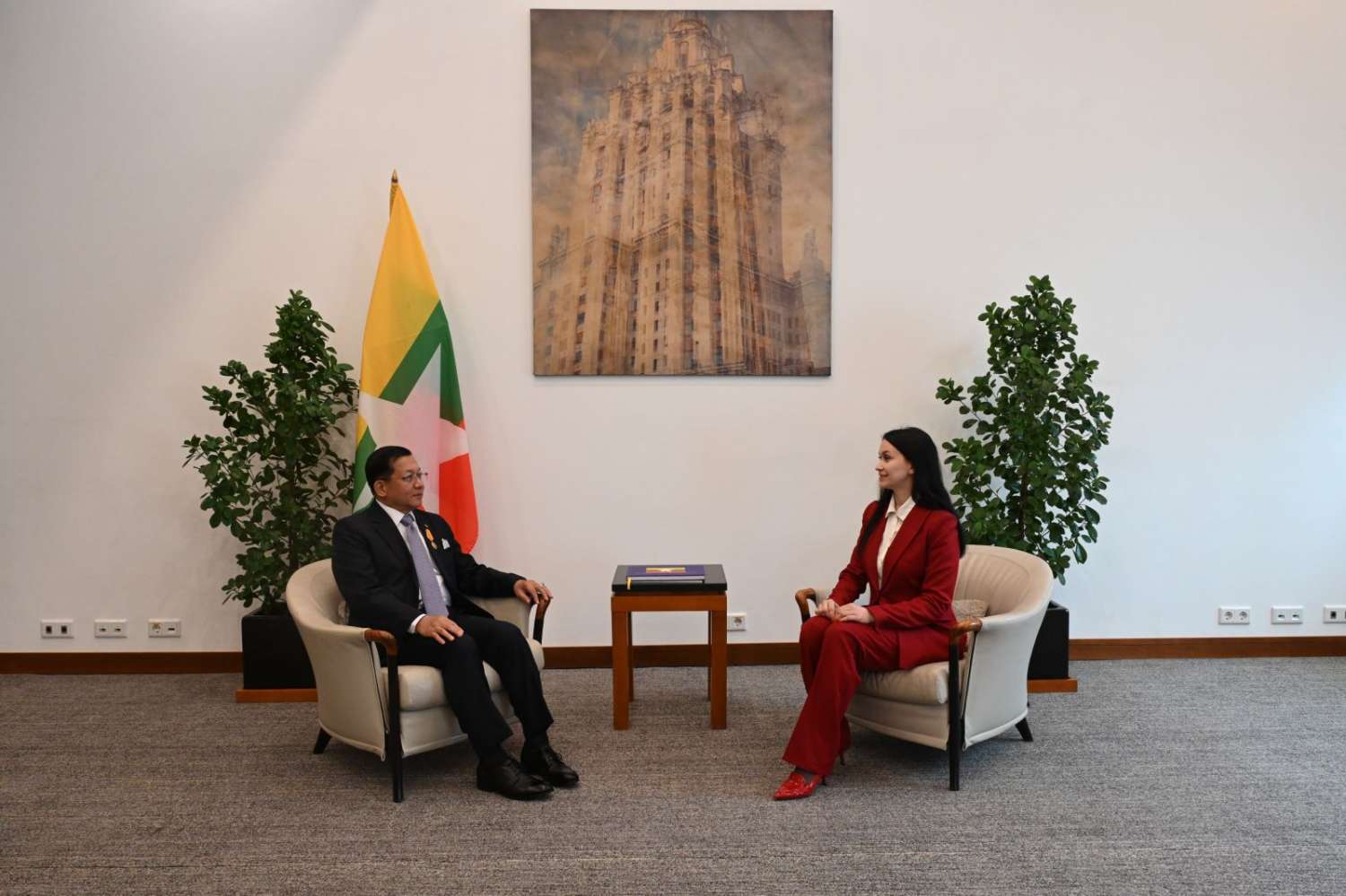နိုင်ငံတော်စီမံအုပ်ချုပ်ရေးကောင်စီဥက္ကဋ္ဌ နိုင်ငံတော်ဝန်ကြီးချုပ် ဗိုလ်ချုပ်မှူးကြီး မင်းအောင်လှိုင် ရုရှားဖက်ဒရေးရှင်းနိုင်ငံ၊ RT TV Channel နှင့် Krasnaya Zvezda သတင်းစာတို့၏ တွေ့ဆုံမေးမြန်းမှုများအား လက်ခံဖြေကြား