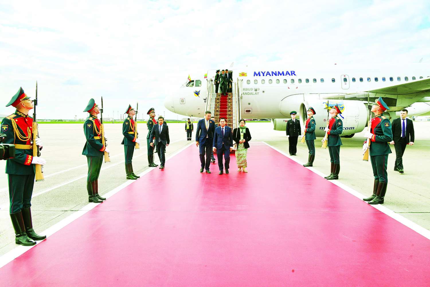 နိုင်ငံတော်စီမံအုပ်ချုပ်ရေးကောင်စီဥက္ကဋ္ဌ နိုင်ငံတော်ဝန်ကြီးချုပ် ဗိုလ်ချုပ်မှူးကြီး မင်းအောင်လှိုင် ဦးဆောင်သည့် မြန်မာအဆင့်မြင့်ကိုယ်စားလှယ်အဖွဲ့ မဟာမျိုးချစ်စစ်ပွဲကြီးအောင်ပွဲ နှစ် (၈၀) ပြည့် အထိမ်းအမှတ် စစ်ရေးပြအခမ်းအနားသို့ တက်ရောက်ရန် ရုရှားဖက်ဒရေးရှင်းနိုင်ငံသို့ ရောက်ရှိ