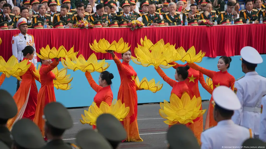 ဗီယက်နမ်စစ်ပွဲ ပြီးဆုံးခြင်း နှစ် ၅၀ ပြည့် ရွှေရတုအခမ်းအနား အစိုးရနှင့် ပြည်သူများ စည်ကားသိုက်မြိုက်စွာ ကျင်းပ