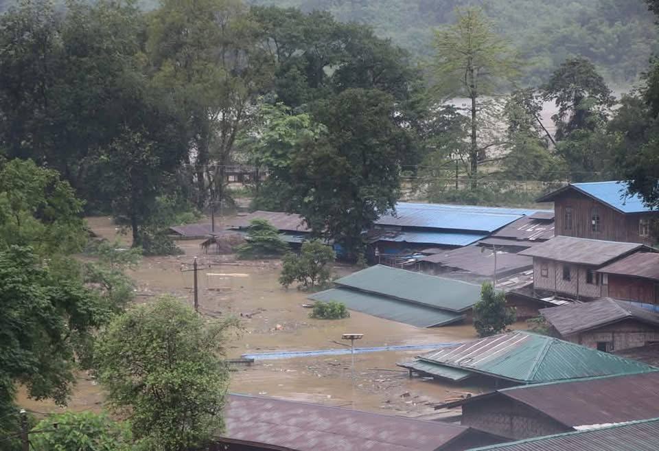 မြစ်ကြီးနား အနိမ့်ပိုင်းရပ်ကွက်များ ဧရာဝတီမြစ်ရေရေဝင်ရောက်ကာ ရေကြီးရေလျှံမှုဖြစ်ပေါ်နေ