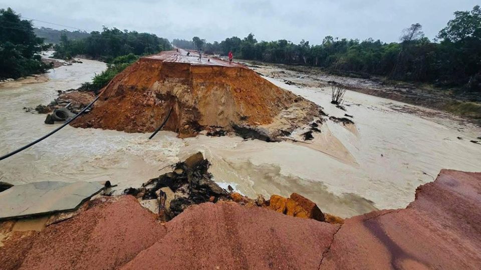 ကမ္ဘောဒီးယားနိုင်ငံ ကမ်းခြေဒေသများတွင် မိုးသည်းထန်စွာ ရွာသွန်းမှုကြောင့် မြေပြိုကျကာ လူနှစ်ဦးပျောက်ဆုံးနေ 