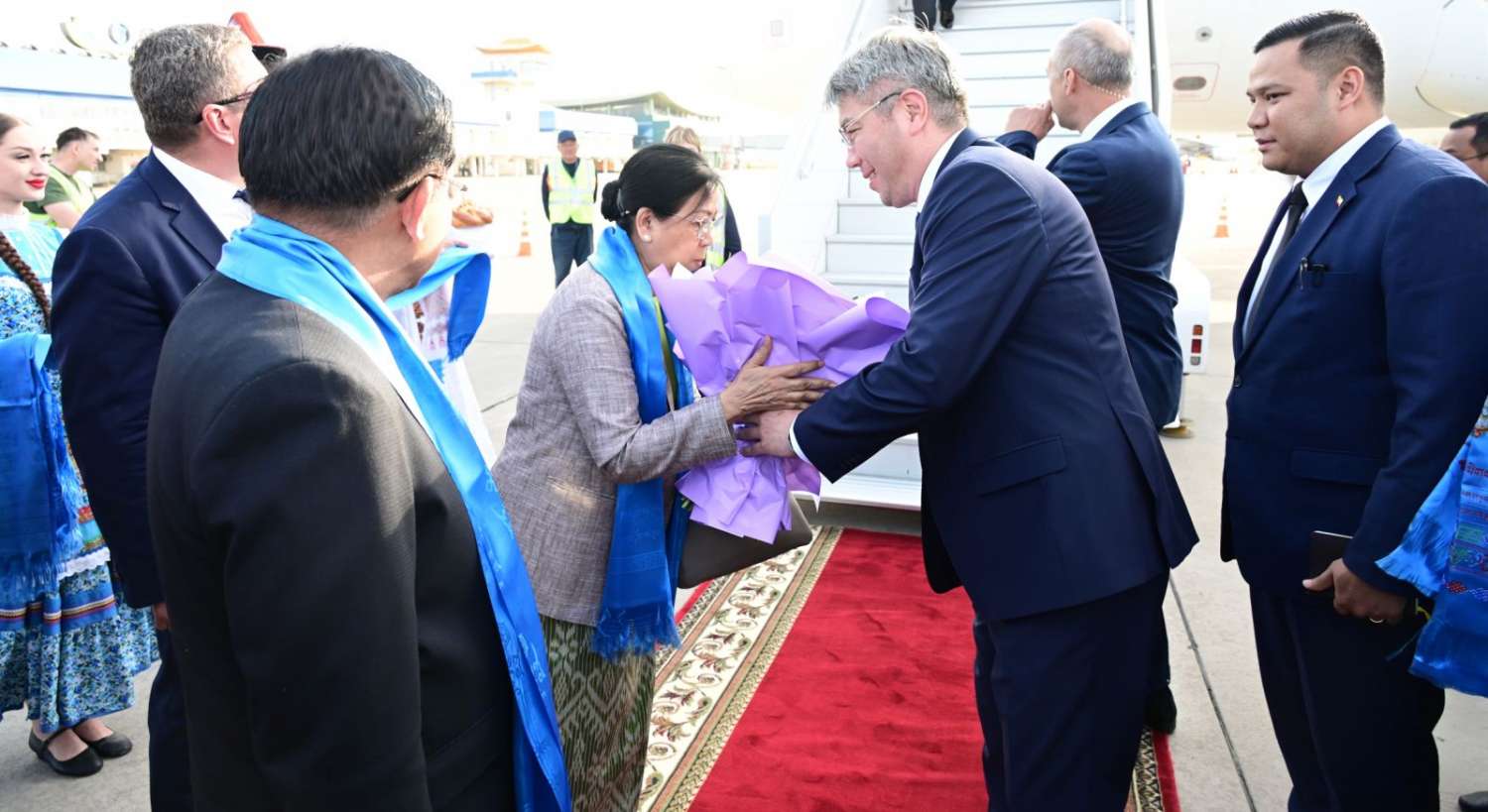 နိုင်ငံတော်စီမံအုပ်ချုပ်ရေးကောင်စီဥက္ကဋ္ဌ နိုင်ငံတော်ဝန်ကြီးချုပ် ဗိုလ်ချုပ်မှူးကြီး မင်းအောင်လှိုင်နှင့် ဇနီး ဒေါ်ကြူကြူလှ ဦးဆောင်သည့် မြန်မာအဆင့်မြင့်ကိုယ်စားလှယ်အဖွဲ့အား ရုရှားဖက်ဒရေးရှင်းနိုင်ငံ၊ Buryatia ပြည်နယ်၊ ပြည်နယ်အကြီးအကဲက ဂုဏ်ပြုညစာဖြင့် တည်ခင်းဧည့်ခံ
