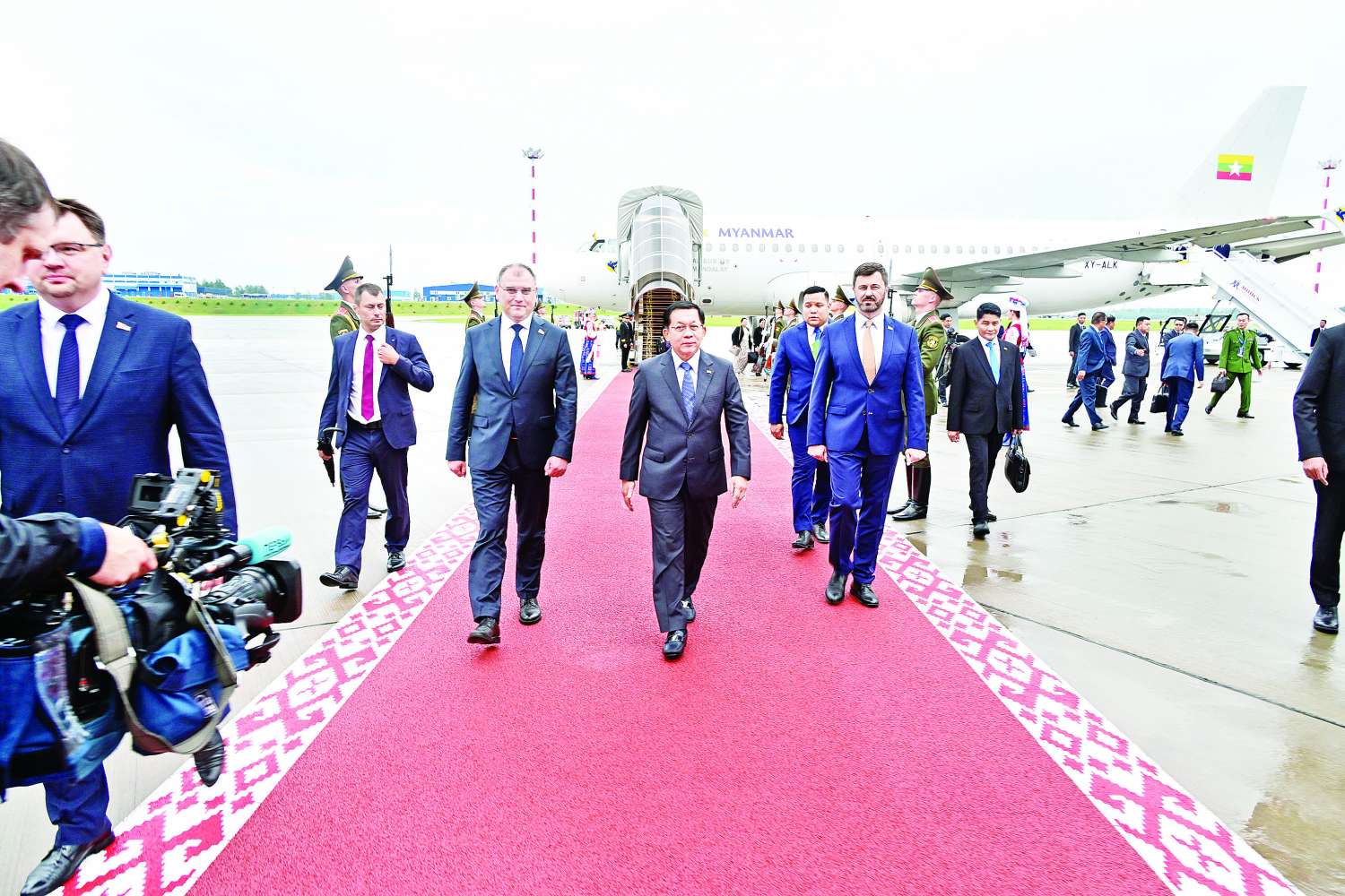နိုင်ငံတော်စီမံအုပ်ချုပ်ရေးကောင်စီဥက္ကဋ္ဌ နိုင်ငံတော်ဝန်ကြီးချုပ် ဗိုလ်ချုပ်မှူးကြီး မင်းအောင်လှိုင် ဦးဆောင်သည့် မြန်မာအဆင့်မြင့် ကိုယ်စားလှယ်အဖွဲ့ စတုတ္ထအကြိမ် ဥရောပ-အာရှစီးပွားရေးဖိုရမ်(EEF 2025)သို့ တက်ရောက်ရန် ဘယ်လာရုစ်သမ္မတနိုင်ငံသို့ ရောက်ရှိ