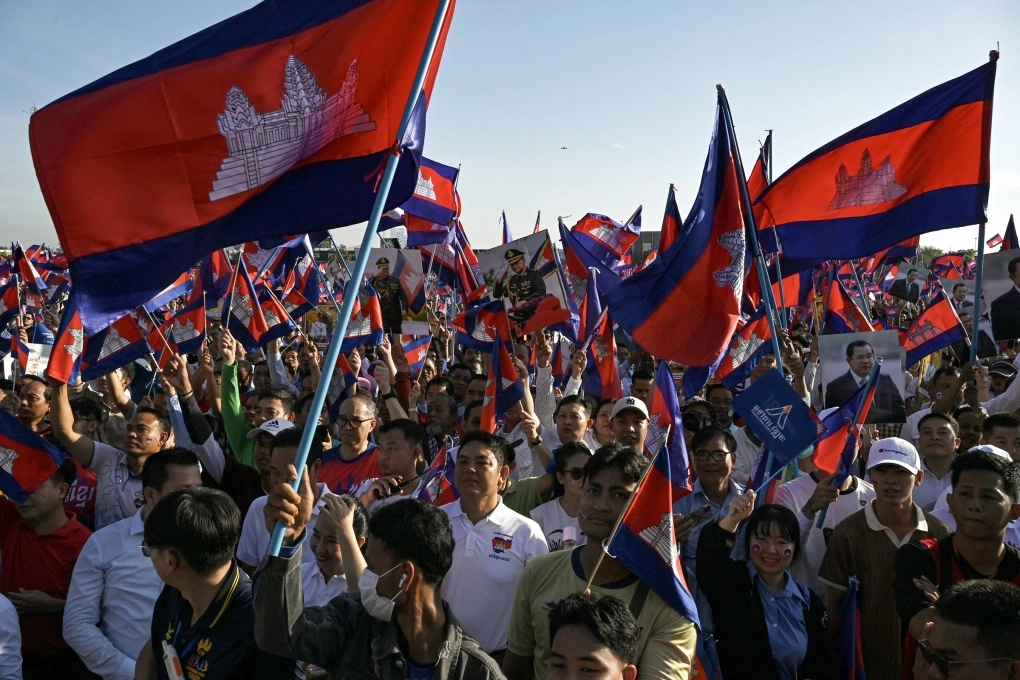 ထိုင်းနိုင်ငံနှင့် နယ်စပ်အခြေအနေ တင်းမာနေချိန်တွင် ကမ္ဘောဒီးယား နိုင်ငံသား မြောက်မြားစွာက မြို့တော် ဖနွမ်းပင်တွင် အစိုးရထောက်ခံပွဲ ပြုလုပ်