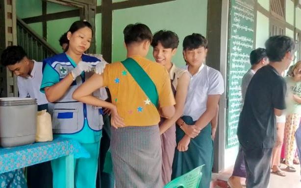 တံတားဦးမြို့နယ်တွင် Pfizer COVID-19 JN 1 ကိုဗစ်ကာကွယ်ဆေးများ ထိုးနှံပေးလျက်ရှိ
