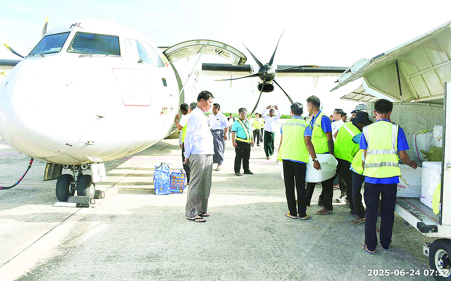 မန္တလေးတိုင်းဒေသကြီးဝန်ကြီးချုပ် ဦးမျိုးအောင် ၂၀၂၅ တက္ကသိုလ်ဝင်စာမေးပွဲအဖြေလွှာများ စနစ်တကျသိမ်းဆည်း၍ သက်ဆိုင်ရာစာစစ်ဌာနသို့ စနစ်တကျ ကြပ်မတ်ပို့ဆောင်ပေးနေမှု ကြည့်ရှုစစ်ဆေး