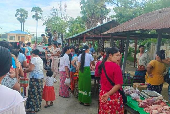 ကျောက်ဆည်မြို့၌ ပြည်သူ့သက်သာဈေးရောင်းချမှုဖြင့် အခြေခံ စားသောက်ကုန်များ ရောင်းချပေး