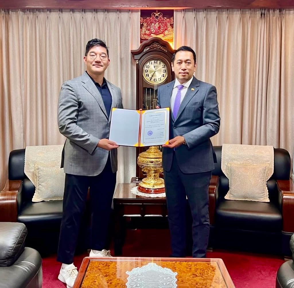 မြန်မာနိုင်ငံ ငလျင်ဘေးအတွက် ငွေလှူဒါန်းမှုအား ကိုရီးယားသမ္မတနိုင်ငံဆိုင်ရာ မြန်မာသံအမတ်ကြီးမှ လက်ခံရယူ