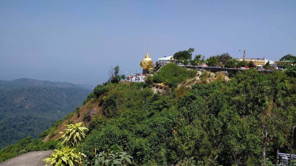 ကျိုက်ထီးရိုး ဘုရားဖူးများအတွက် တောင်တက်ယာဉ်များ နှစ်ဖွဲ့ခွဲထား