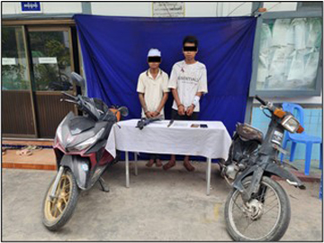 မန္တလေးတိုင်းဒေသကြီး၊ မဟာအောင်မြေမြို့နယ်၌ သေနတ်အတုဖြင့် ခြိမ်းခြောက်ကာ လုယက်မှု ကျူးလွန်သူများအား သက်သေခံပစ္စည်းများနှင့်အတူ ဖော်ထုတ်ဖမ်းဆီးမှု မှတ်တမ်းဓာတ်ပုံ။ 
