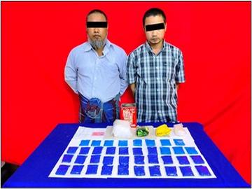 ပြစ်မှုကျူးလွန်သူများအား ဖမ်းဆီးရမိသည့် စိတ်ပြောင်းဆေးဝါးများနှင့်အတူတွေ့ရစဉ်။