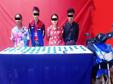 ပြစ်မှုကျူးလွန်သူများအား ဖမ်းဆီးရမိသည့် စိတ်ကြွရူးသွပ်ဆေးပြားများနှင့်အတူ တွေ့ရစဉ်။
