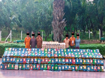 ပြစ်မှုကျူးလွန်သူများအား ဖမ်းဆီးရမိသည့် မူးယစ်ဆေးဝါးများနှင့်အတူ တွေ့ရစဉ်။