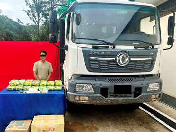 ပြစ်မှုကျူးလွန်သူအား ဖမ်းဆီးရမိသည့် စိတ်ပြောင်းဆေးဝါးများနှင့်အတူ တွေ့ရစဉ်။