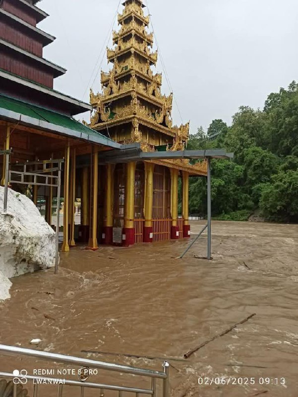 မန်းရွှေစက်တော်ဘုရား၏ အောက်စက်တော်ရာရင်ပြင်ပေါ်သို့ မန်းချောင်းရေများတက်လာ