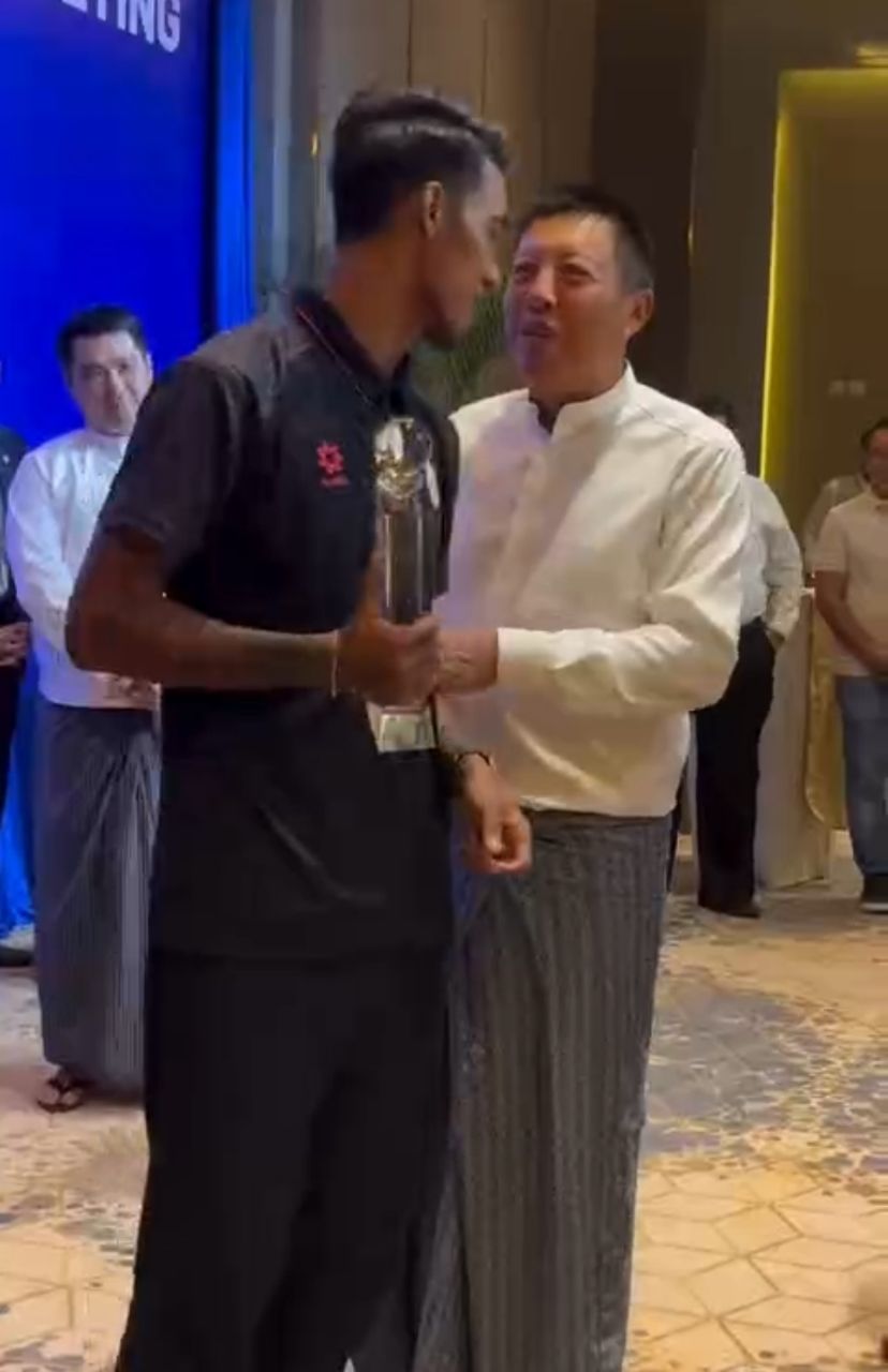 မန်ယူအသင်းကို အနိုင်ဂိုးသွင်းယူခဲ့သည့် မောင်မောင်လွင်အား ဂုဏ်ပြုဆုငွေကျပ်သိန်း(၁,၀၀၀)ချီးမြှင့်