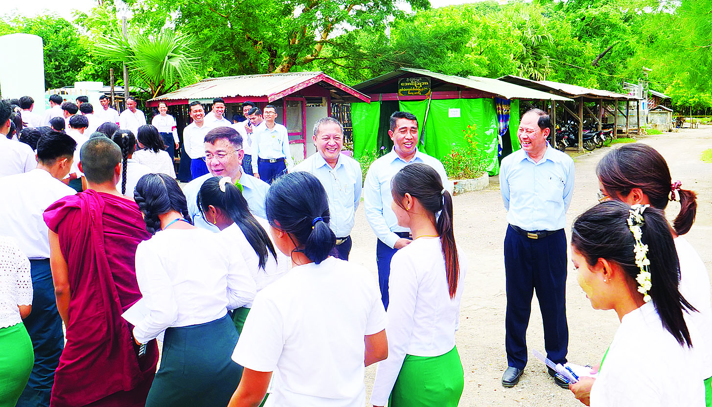 ပြည်ထောင်စုဝန်ကြီး ဒေါက်တာညွန့်ဖေ မန္တလေးတိုင်းဒေသကြီးအတွင်း ၂၀၂၅ ခုနှစ် တက္ကသိုလ်ဝင်စာမေးပွဲ တတိယနေ့ သင်္ချာဘာသာရပ်ဖြေဆိုနေမှု ကြည့်ရှုအားပေး