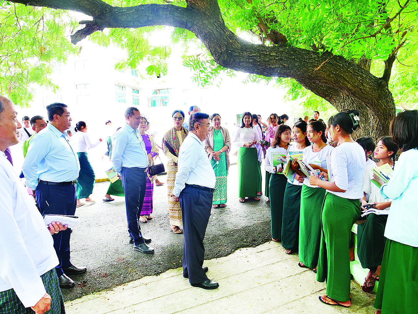 ပြည်ထောင်စုဝန်ကြီး ဒေါက်တာညွန့်ဖေ စစ်ကိုင်းတိုင်းဒေသကြီး၊ မန္တလေးတိုင်းဒေသကြီးအတွင်း ၂၀၂၅ ခုနှစ် တက္ကသိုလ်၀င်စာမေးပွဲ စတုတ္ထနေ့ ဓာတုဗေဒဘာသာရပ်နှင့် ပထဝီဝင်ဘာသာရပ် ဖြေဆိုနေမှု လှည့်လည်ကြည့်ရှုအားပေး