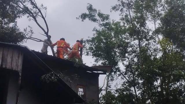 တိုက်ကြီးမြို့တွင် လေဆင်နှာမောင်းတိုက်၍ နေအိမ်များပျက်စီး