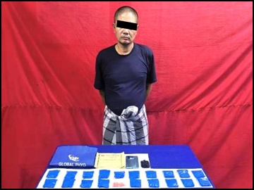 ပြစ်မှုကျူးလွန်သူအား ဖမ်းဆီးရမိသည့် စိတ်ကြွရူးသွပ်ဆေးပြားများနှင့်အတူတွေ့ရစဉ်။