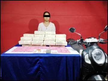ပြစ်မှုကျူးလွန်သူအား ဖမ်းဆီးရမိသည့် စိတ်ကြွရူးသွပ်ဆေးပြားများနှင့်အတူ တွေ့ရစဉ်။