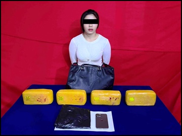 ပြစ်မှုကျူးလွန်သူအား ဖမ်းဆီးရမိသည့် မူးယစ်ဆေးဝါးများနှင့်အတူ တွေ့ရစဉ်။