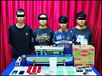 ပြစ်မှုကျူးလွန်သူများအား ဖမ်းဆီးရမိသည့် စိတ်ပြောင်းဆေးဝါးများနှင့်အတူ တွေ့ရစဉ်။