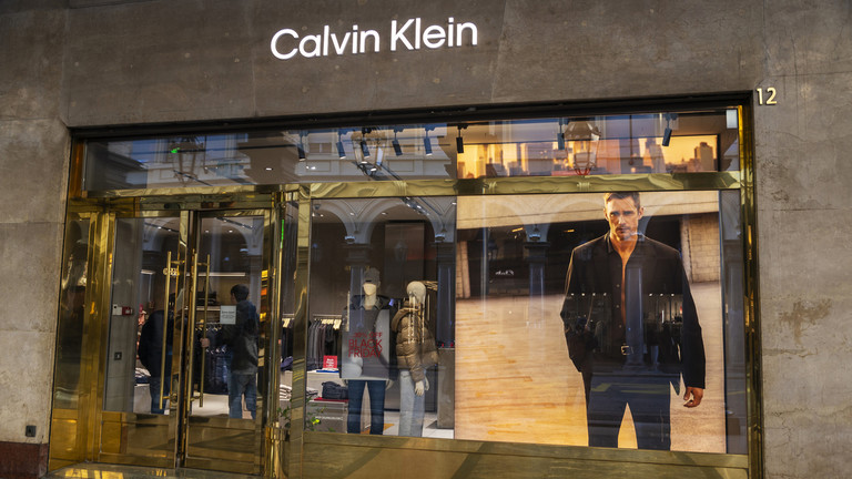 Calvin Klein သည် ရုရှားနိုင်ငံတွင် ၎င်း၏ ကုန်အမှတ်တံဆိပ် (Trademark) ကို ပြန်လည်ရယူရန် လျှောက်ထား