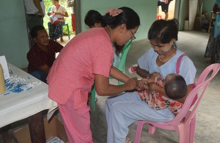 တံတားဦးမြို့တွင် အသက် (၂) နှစ်အောက် ကလေးငယ်များနှင့် ကိုယ်ဝန်ဆောင် မိခင်လောင်းများအား ပုံမှန် ကာကွယ်ဆေးထိုးနှံပေးလျက်ရှိ